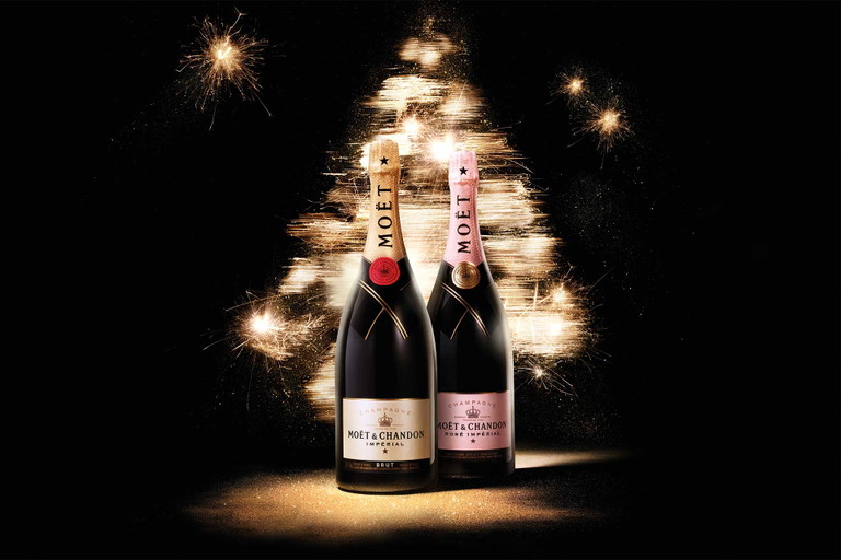 Das Verkosten des Champagners fordert alle Sinne: sogar die Ohren, denn das Plopp des Korkens signalisiert den kommenden Genuss.