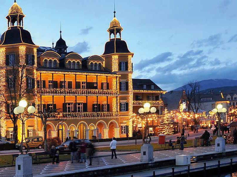 Das Falkensteiner Schlosshotel Velden in weihnachtlicher Beleuchtung.