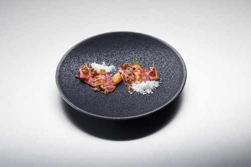 Wagyu Carpaccio, Estragon Pesto, geräucherte Rotbarbe, Mozzarella Schnee