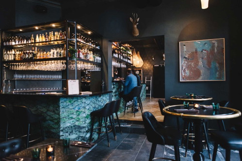 ...und die dazugehörige Bar.