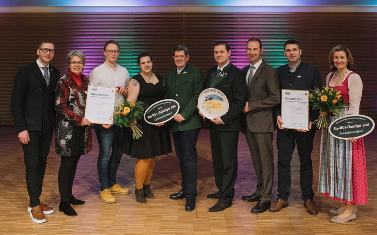 Die Top-Wirt 2018 Preisträger (v.l.n.r.): Harald Pollak, Obmann der Niederösterreichischen Wirtshauskultur, Landesrätin Petra Bohuslav, Klaus und Alice Gutmann, »Gasthaus Gutmann«, Christoph Madl, Geschäftsführer der Niederösterreich-Werbung, Matthias Strunz, »Gaststätte Figl«, Mario Pulker, Spartenobmann der Wirtschaftskammer Niederösterreich, Andreas und Margit Frey, »Gasthof Zum Goldenen Löwen«.