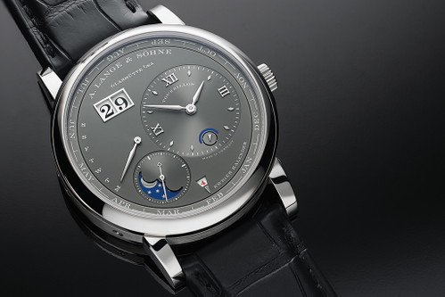 A. Lange &amp; Söhne «Lange 1 Tourbillon Ewiger Kalender»&nbsp;Das Tourbillon versieht diskret auf der Rückseite seine Arbeit. Von vorn glaubt man es mit einer «Lange 1» der Einstiegspreislage zu tun zu haben. CHF 373.000,-