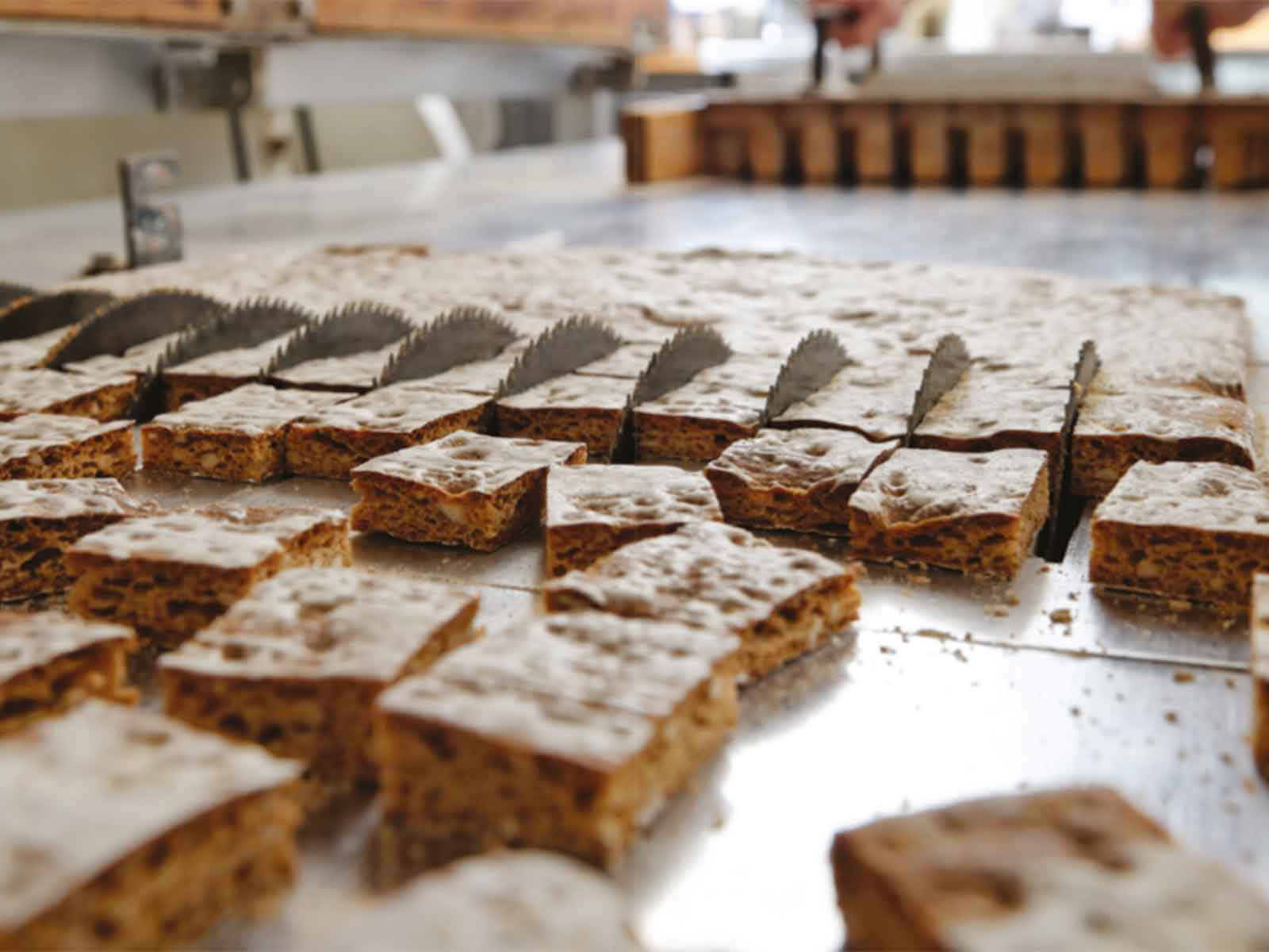 Basler Läckerli bei der Herstellung in der Konditorei «Bachmann».