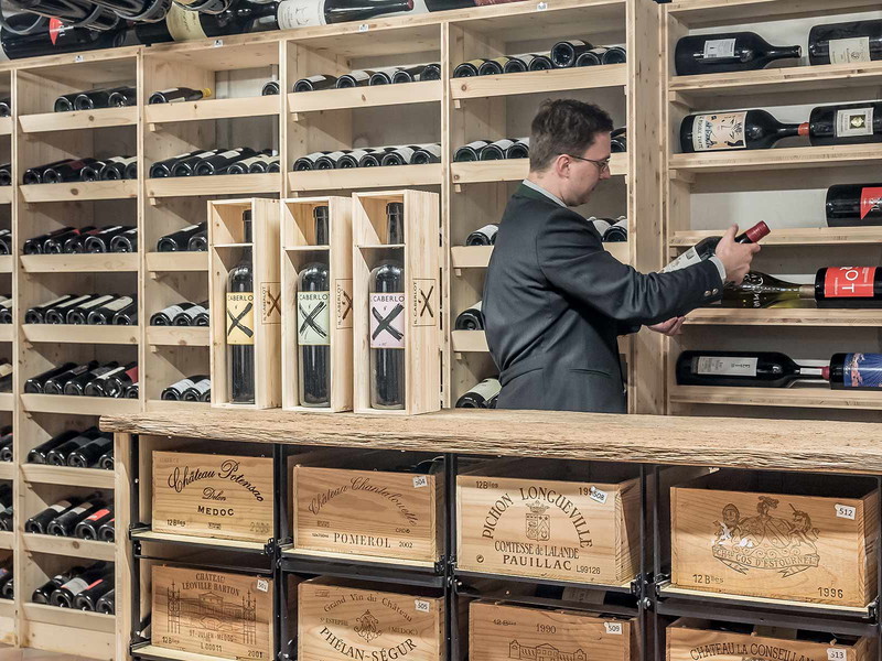 Master-Sommelier Alexander Koblinger in Döllerers Weinkeller.