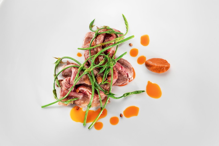 Fassone-Entrecôte mit Buchweizen und einer Sauce aus Zwiebel, Kürbiskernen und Chili im «Ristorante e Spa» des Hotels «Castello di Guarene» im Piemont.
