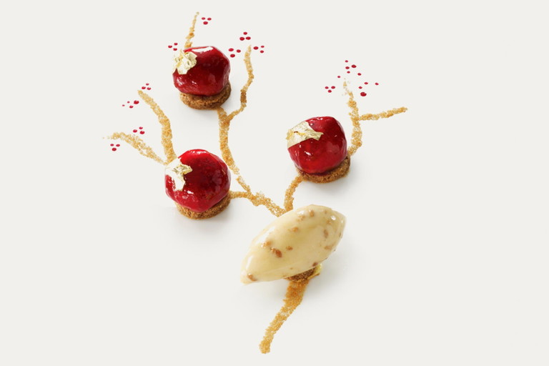 Ein Feigen-Erdbeer-Dessert von Eric Fréchon.