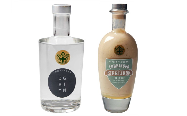 Der »Grünes Kreuz«-Gin (l.) brilliert hochprozentig durch komplexe Aromen. Die Basis für den Eierlikör (r.) bildet 23-järiger Rum. 