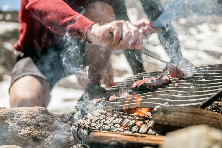 Für seinen Einkorn-Wrap grillte James Baron vom »Tannenhof« in St. Anton Zackelschafherzen über offenem Feuer.