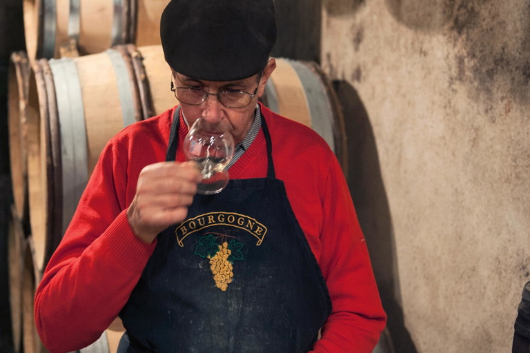 Die Nase ins Glas vergraben: Jean-François Coche in der Pose des Grüblers.
