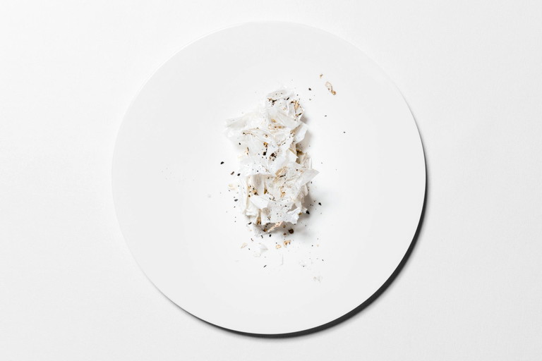 Seezungen-Kreation aus der «Osteria Francescana»: Die wie Papier wirkenden Schnipsel bestehen aus Meerwasser und Fischsud.