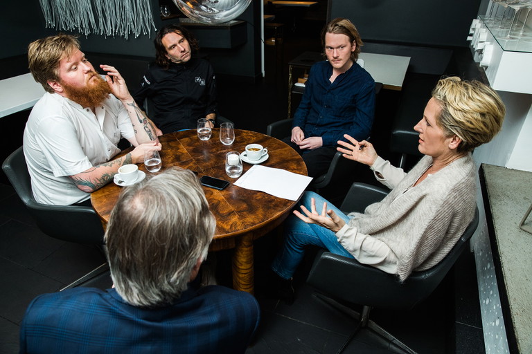 Markus Mraz und seine Söhne Lukas und Manuel am »Round Table« mit Martina Hohenlohe und Herbert Hacker.