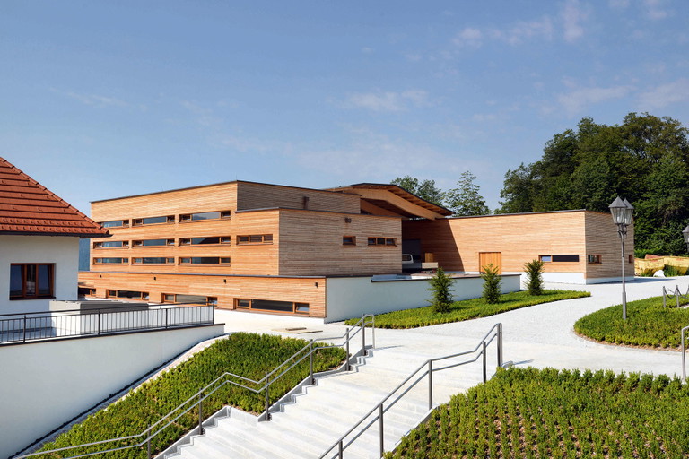 Das Weingut Burg Taggenbrunn verbindet historische Substanz mit moderner Kellerarchitektur.