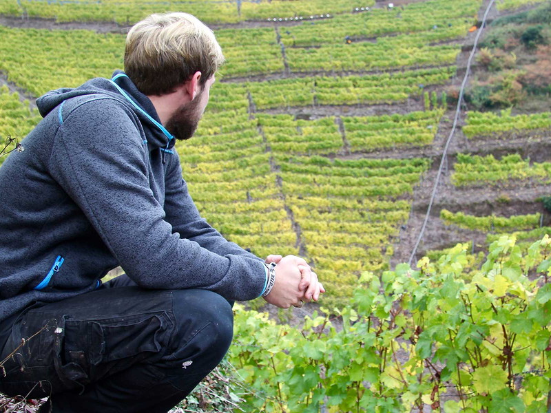 Kilian Franzen bringt den Steillagen des Bremmer Calmont eine Hochachtung entgegen, die man bei jedem Schluck schmeckt.