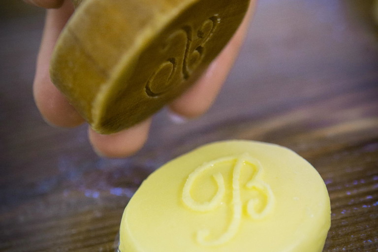 Jean-Yves Bordier stellt in St. Malo Algenbutter, Fenchelbutter, Yuzubutter und vieles mehr her.