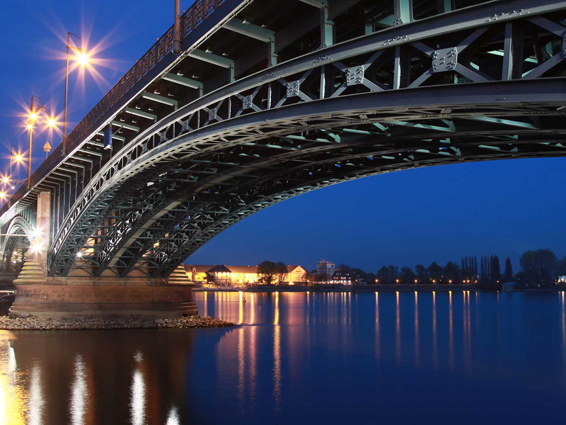 Die Theodor-Heuss-Brücke zwischen Mainz und Wiesbaden