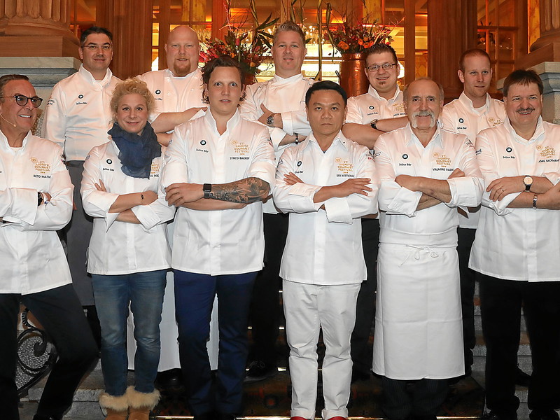 Die Engadiner Küchenchefs und die Gastköche des 25. St. Moritz Gourmet Festival. Vorne links Reto Mathis, Präsident Event-Organisation.
