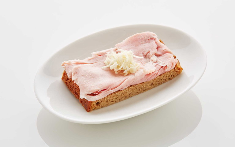 Im Glück: Schinkenbrot mit frisch gerissenem Kren. Die Ikone unter den Brötchen im »Schwarzen Kameel«.