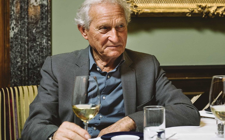 Franz Xaver Pichler: Den Riesling »Unendlich« ziert ein Kulissenbild von K. F. Schinkel für Mozarts Zauberflöte.