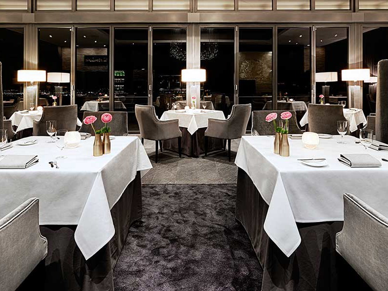 Das Gourmet-Restaurant auf Burg Schwarzenstein ist in den Glaspavillon umgezogen.
