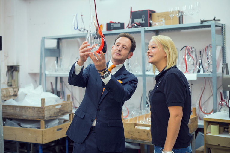 Kontrolle. Zweimal täglich besucht Riedel seine Mitarbeiter in der Glashütte und bespricht die Produktion.&nbsp;