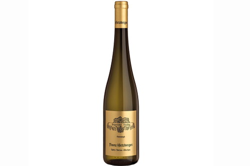 Riesling SINGERRIEDEL Weingut Hirtzberger, Spitz, WachauFrischer Pfirsich, gelbe Tropenfrucht, mineralischer Touch, ein Hauch von Aprikose im Hintergrund. Stoffig, elegante, seidige Textur, angenehme Fruchtsüße, feiner -Säu-rebogen,finessenreich, gut ent-wickelt, delikat und verführerisch. www.hirtzberger.com, ca. € 80,–