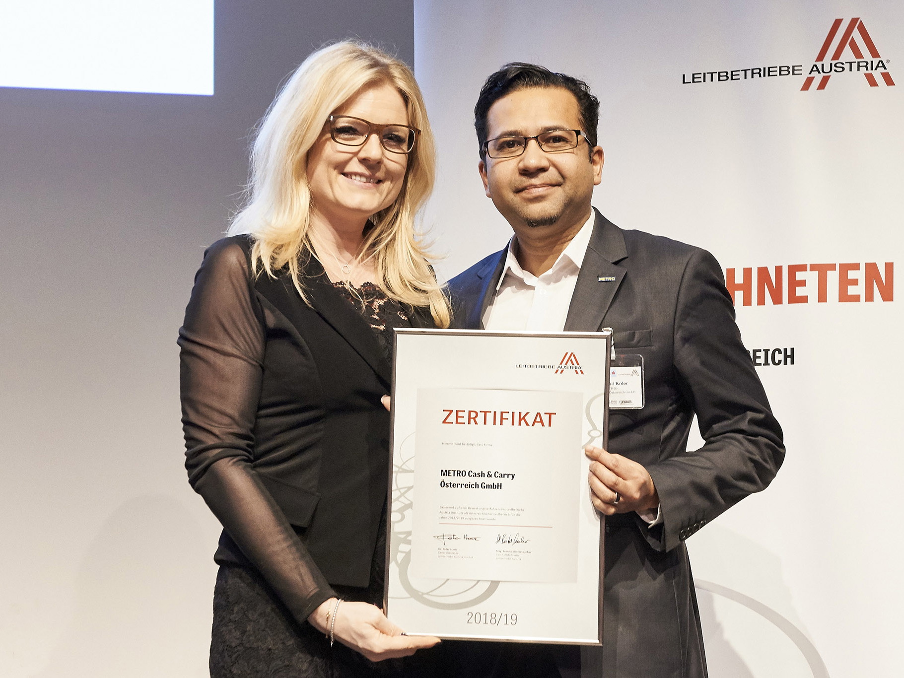 Monica Rintersbacher, Geschäftsführung Leitbetriebe Austria mit Bernhard Koler, Marketingleiter Metro Österreich bei der Zertifikatsübergabe.