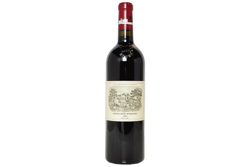Lafite-RothschildChâteau Lafite-Rothschild, Bordeaux, FrankreichEinladende schwarze Beerenfrucht, reife Herzkirschen, süße Gewürze, kandierte Orangenzesten, tabakige Nuancen. Kraftvoll, saftige, eher rotbeerige Textur, straffe, tragende Tannine, frisch strukturiert, rote Kirschen, mineralisch, sehr gute Länge. Subskription, Fachhandel und Auktionen, ca. € 650,–
