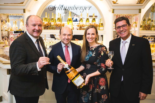 (v.l.n.r.) Schlumberger-Produktionsleiter Herbert Jagersberger, Opernballdirektor Dominique Meyer, Ballorganisatorin Maria Großbauer und ehem. Schlumberger-Vorstandsvorsitzender&nbsp;Eduard Kranebitter.