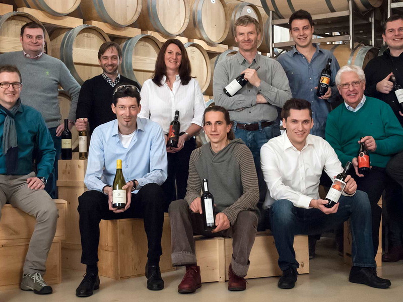 13 burgenländische Wein­güter stellen edle Weine zum Verkosten bereit.
