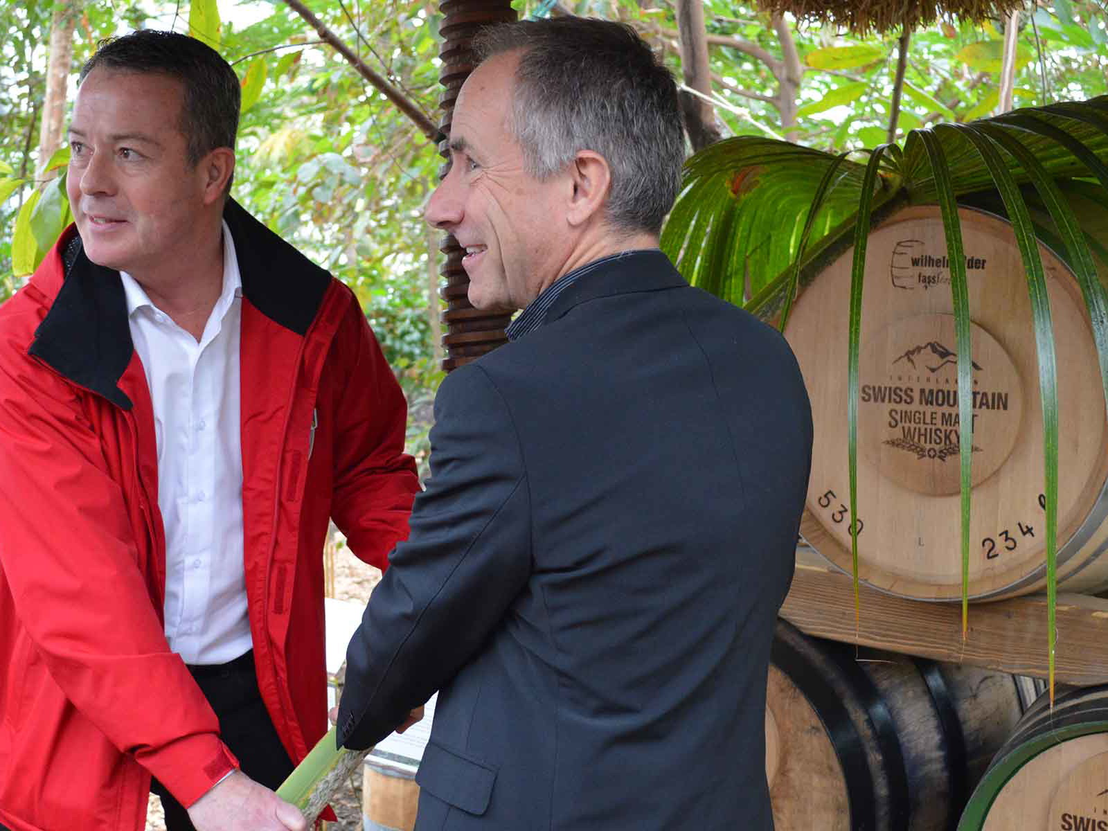 Remo Kobluk, CEO Rugenbräu, und Marcel Baillods, CEO des Tropenhaus Frutigen, bei der Präsentation des gemeinsamen Projekts.&nbsp;