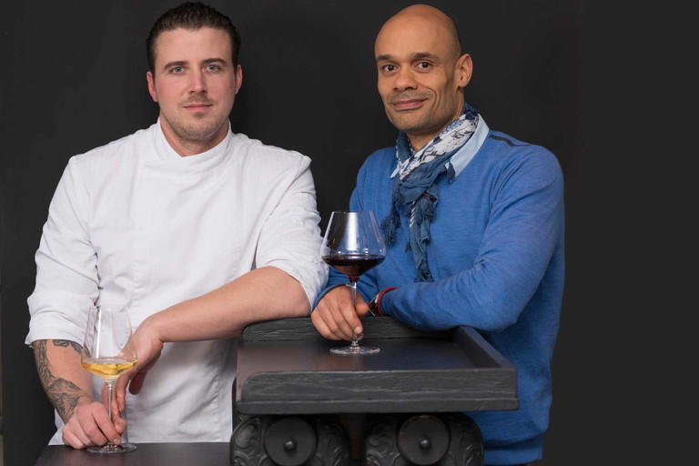 Küchenchef Christopher Kümper mit David Monnie.