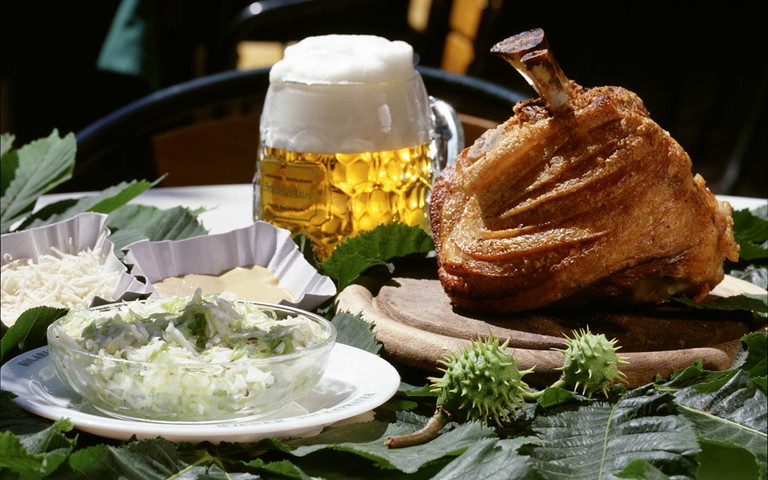 Ein Krügerl und eine Stelze – dafür ist das »Schweizerhaus« berühmt