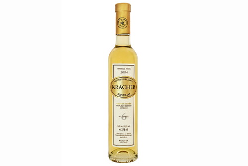 TBA GRANDE CUVÉEWeingut Kracher, Illmitz, NeusiedlerseeZart rauchige Holznuancen, etwas Bourbonvanille, reife gelbe Tropenfrucht, kandierte Orangenzesten, attraktives Bukett. Zeigt gut Komplexität, harmonisches Spiel von Süße und Säure, elegante Textur, zart nach Banane und Mango im Abgang, bleibt gut haften. www.finewineshop.com, € 40,–
