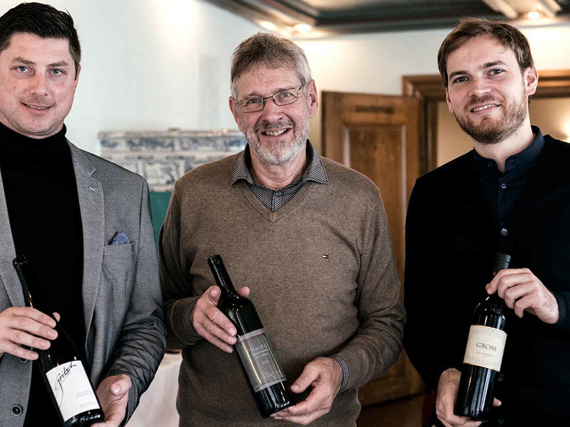 Franz-Josef Gritsch,&nbsp;Chosy Chanton und&nbsp;Michael Gross mit ihren Weinen.