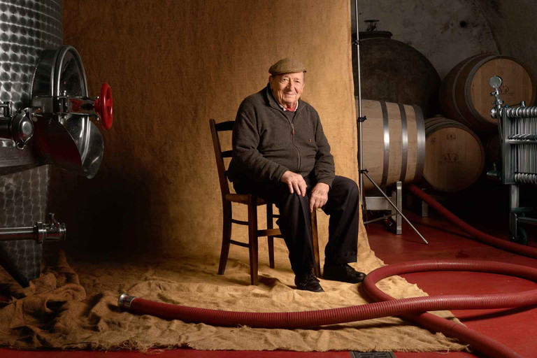 Cesare Valsangiacomo ist einer der eminenten Merlot-Pioniere des Tessins. Seine Weine wurden schon früh prämiert und repräsentieren den robusten Merlot-Stil.