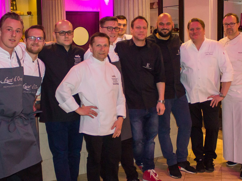 Das Küchenteam des EDVARD Gourmet Festivals&nbsp; mit den Michelin Stern Köchen Hendrik Otto (3.v.r.), Christoph Rainer (4.v.r.), Moses Ceylan (5.v.r.), Sebastian Zier (6.v.r.), Norman Etzold (8.v.r.) und Ulrich Heimann (9.v.r.)
