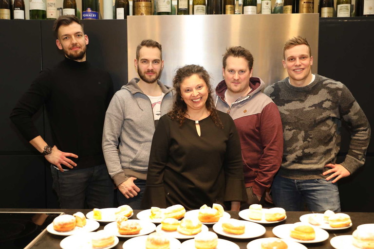 Kosteten sich durch die Krapfen-Vielfalt (vl.): Pascal Rauwolf (»Tian«), Jürgen Vsetecka (Meinl am Graben, »Chief of Sugar«), Ulrike Steffen (Diplomsommeliere, Mörwald Kochamt) Roland Huber (Executive Chef, Grand Hotel Restaurant »Le Ciel«) und Georg Öfferl (Öfferl Dampfbäckerei)