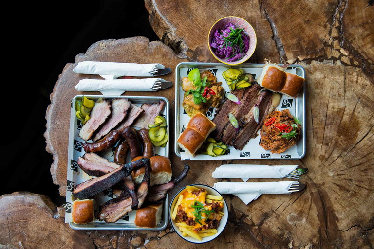 Wer den Grand Slam bestellt, bekommt Brisket, Pork Spare Ribs, Pulled Pork, Shredded Chicken, Pork Belly und Beef Sausage.