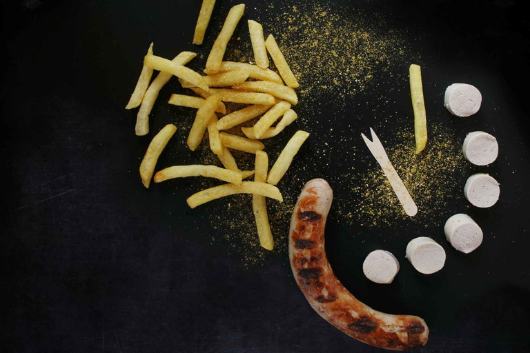 Die diversen Würste geniesst man am besten mit einer Portion Pommes.&nbsp;