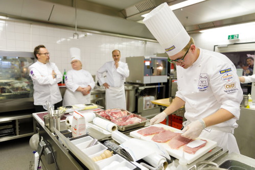 Marvin Böhm vor der Hauptzutat Fleisch.