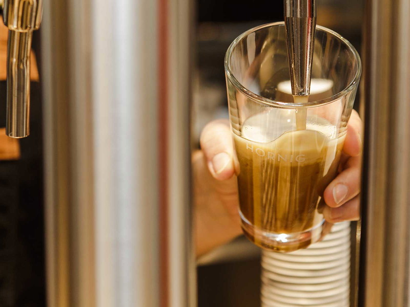 Kaffee aus der Zapfanlage, auch bekannt als Nitro Cold Brew. 
