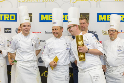 Marvin Böhm freut sich mit Bocuse d'Or Germany Präsident Patrik Jaros.