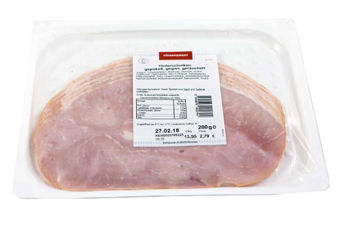 8. Platz, 91* Punkte: Vinzenzmurr, Hinterschinken gepökelt, gegart, geräuchert€ 1,40 für 100 g (Kilopreis: € 13,95) EdekaBesonders angenehm fällt die feine Beinschinken-Optik auf, was auch hier mit der deutlich vorhandenen Schwarte zu tun hat. Der Geschmack ist süßlich-geräuchert, aber nicht aufdringlich. &nbsp;