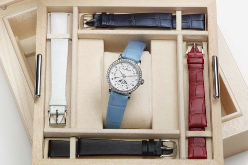 Blancpain Villeret Quantième à Phase de LuneWer die Wahl hat, hat die Qual. Dieses Damenmodell wird mit fünf Lederbändern geliefert, die man ohne Werkzeug ganz einfach selbst wechseln kann.