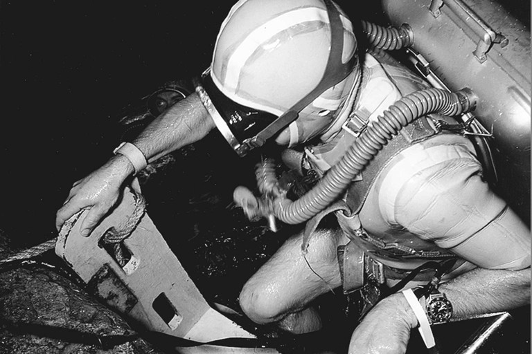 Kapitän Robert «Bob» Maloubier entwickelt zusammen mit Jean-Jacques Fiechter die «Fifty Fathoms» für die Kampftaucher der französischen Marine.