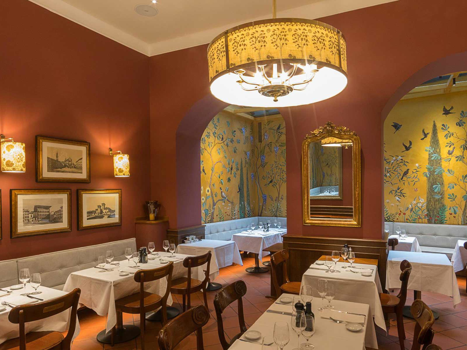 Das goldene Zimmer mit Zeichnungen der österreichischen Künstlerin Marie Hartig.