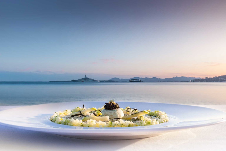 Mediterranes Ambiente, auch auf dem Teller, im Cap d’Antibes Beach Hotel