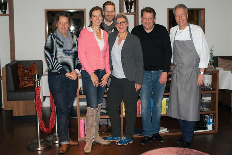 Die Jury: Anka Köhler (Köchin, »Die Einmacherei«), Martina Meise (Inhaberin, »Fasanerie« und »Café Limulus«), Dennis Latz (Geschäftsführer BMW-Welt), Monika Schuster (Köchin und Food-Stylistin, Food Creation Style), Peter Schmutzer (Wirt, »Augustiner am Dom«), Bobby Bräuer (Küchenchef und Gastgeber der Verkostung, »EssZimmer by Käfer«).