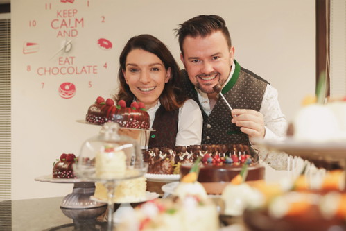 Eveline Wild war Konditor-Weltmeisterin und ist unter anderem auf ORF 2 in »Schmeckt perfekt«, früher in »Frisch gekocht« und auf ZDF in »Deutschlands bester Bäcker« zu sehen.