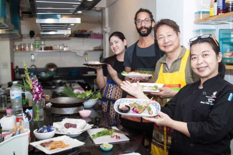 Bangkok Thai Cooking Academy Kochkurs mit Tahsanee Tahsanavitoonkrit.